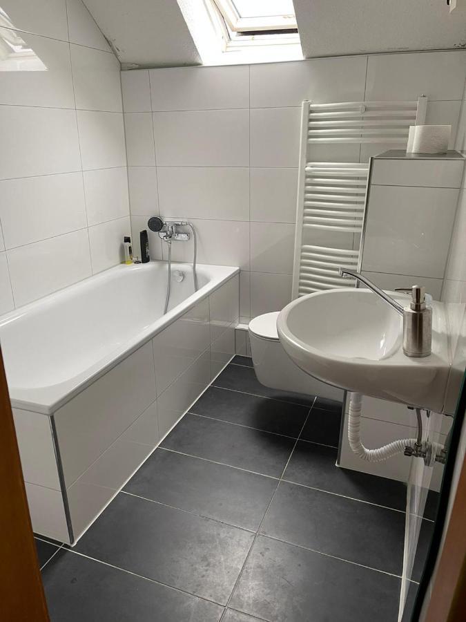 Apartment Bis Zu 8 Einzelbetten Stellplatz Wifi Essen Exterior photo